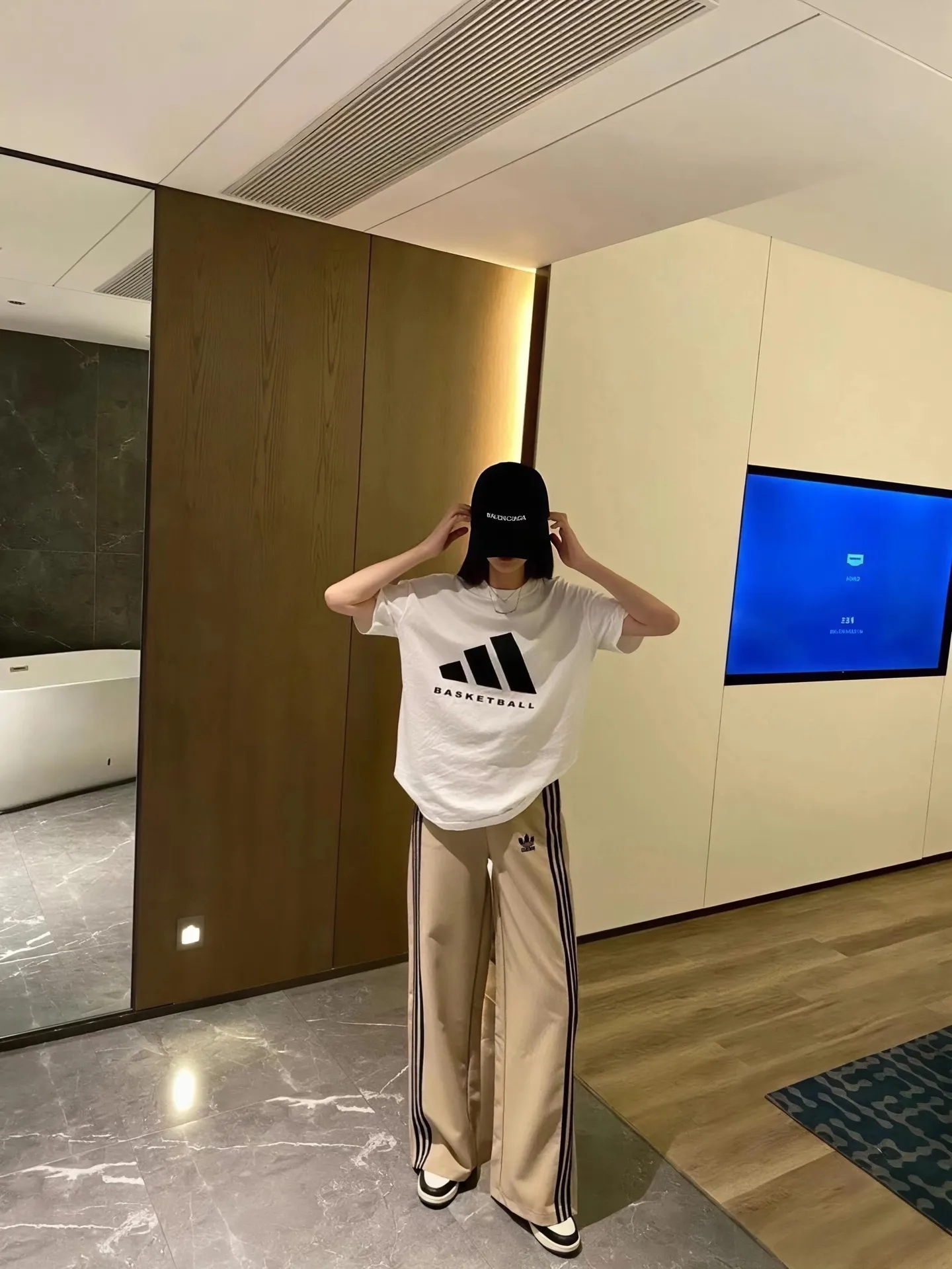 ：KK 10 Originals × T Same Style ： 1.320g ，100% ， ， ， 。 2. ， ， ， ， ！ 3. ， ， ， 。 4. ， Breathable ， Quality 。 ： ， 。 “Daily Log : Relarda” ，“goodday Hows your weather?” ， 。 ， ， 。 ：Black、White Size ：S-XL